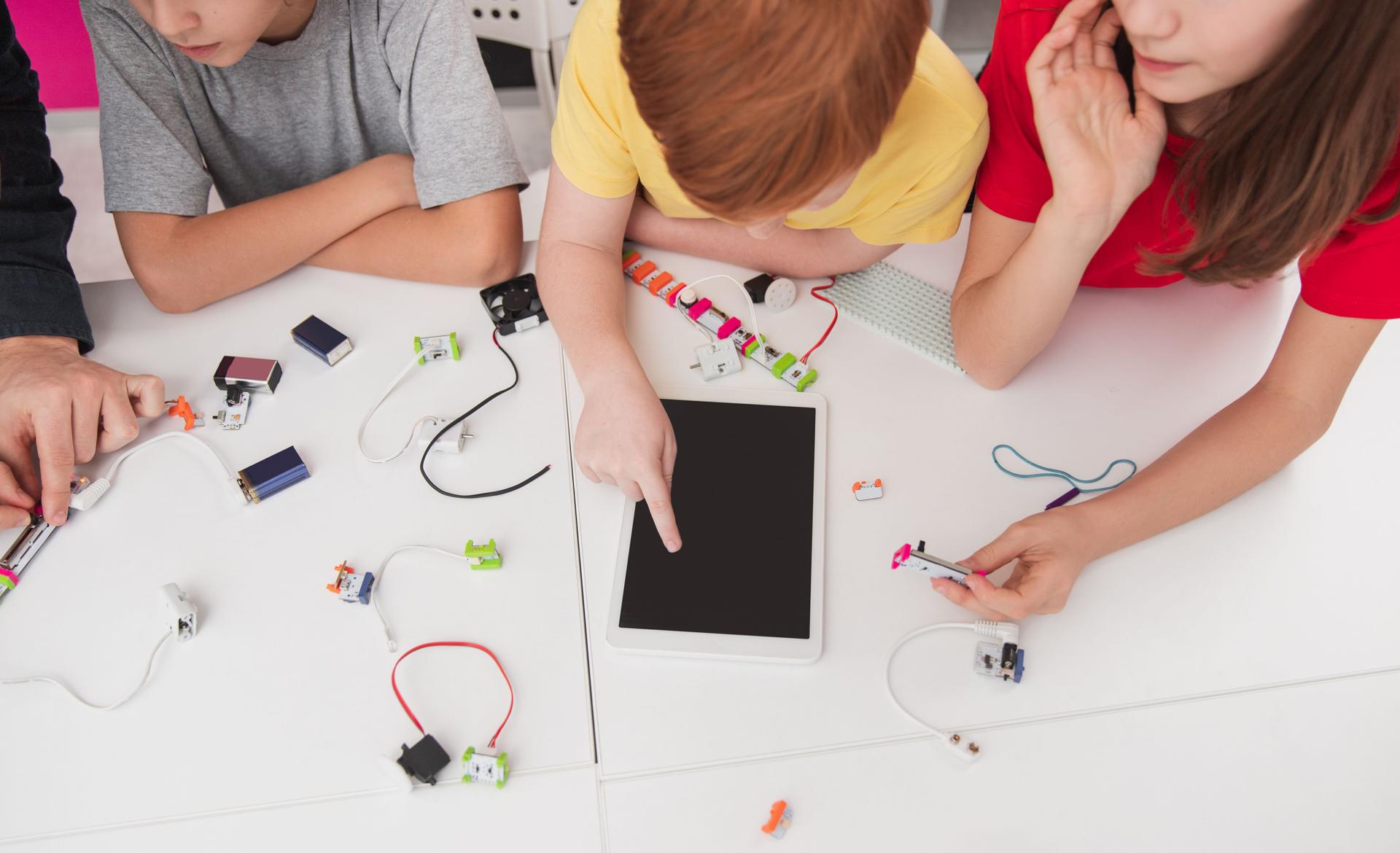 Gruppo di alunni che studiano robotica insieme