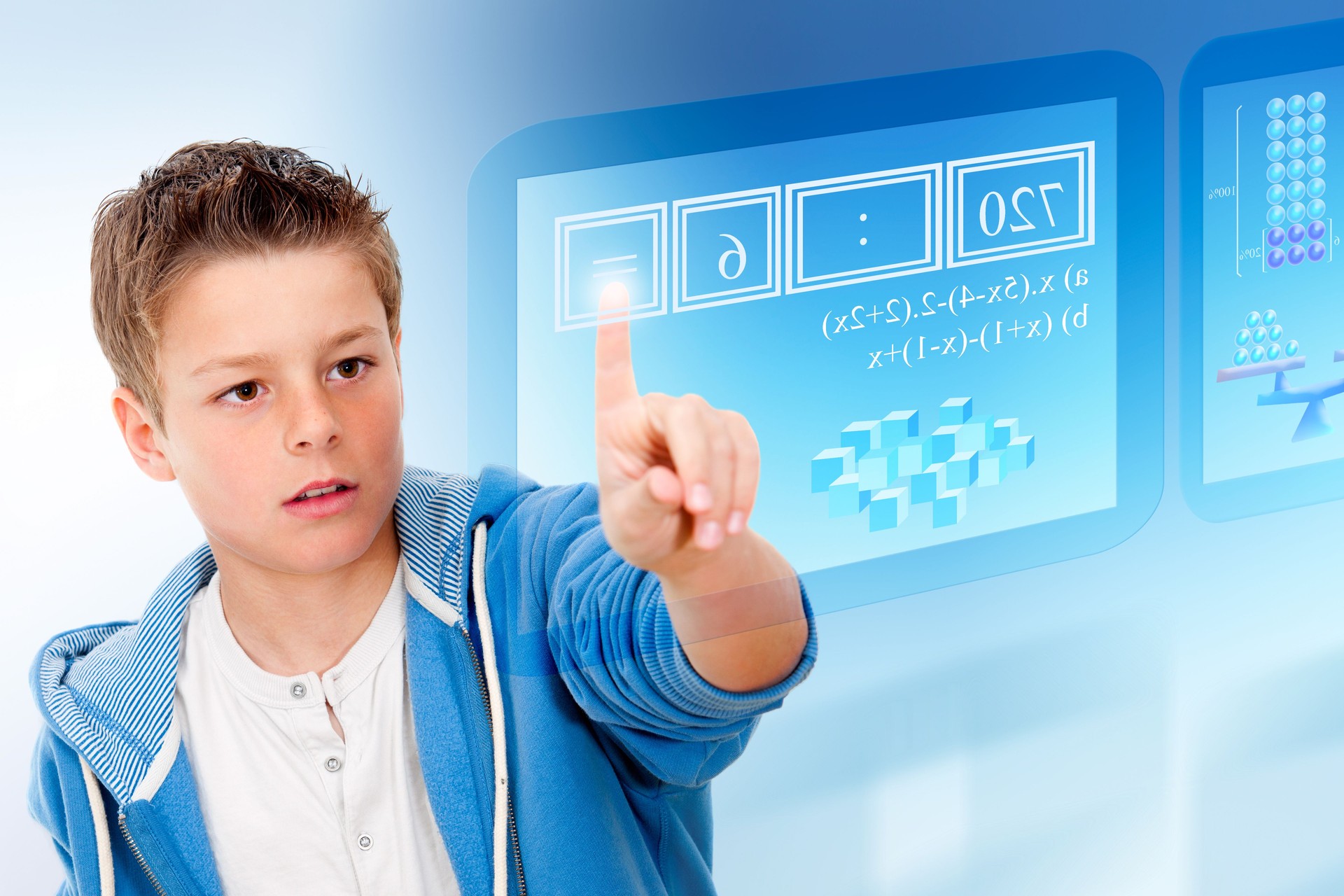 Giovane studente con interfaccia futuristica virtuali.